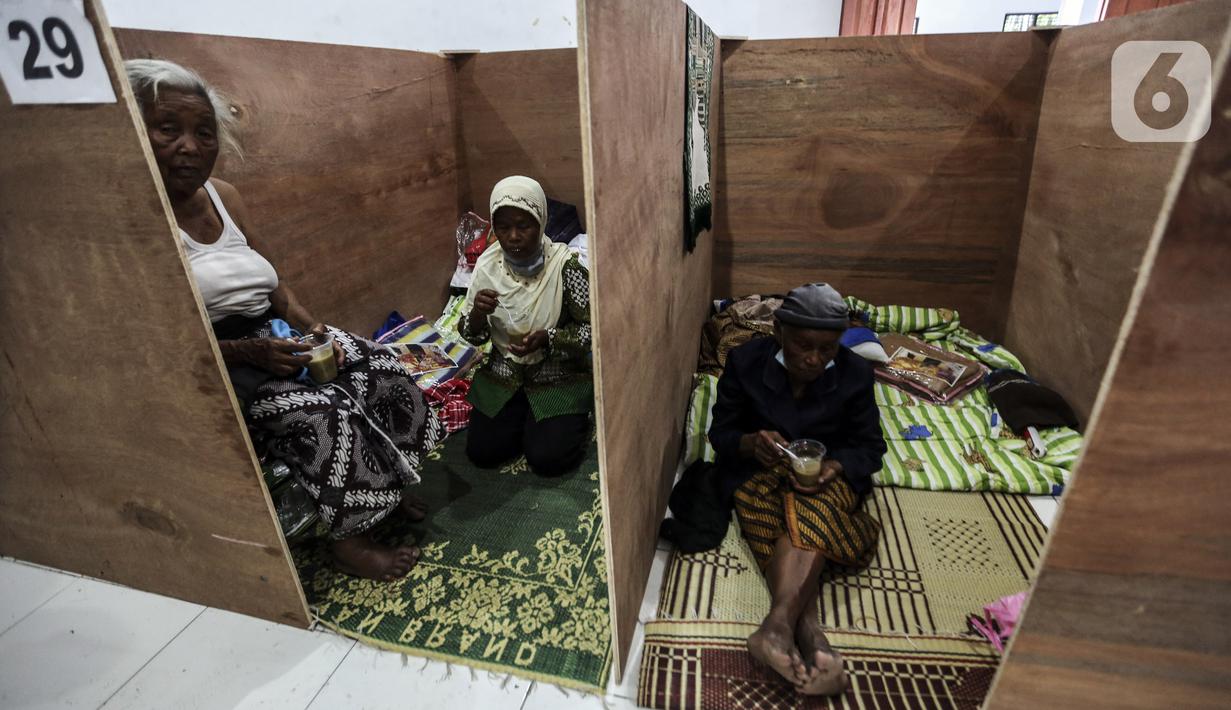 Pengungsi Gunung Merapi beristirahat dalam bilik lokasi pengungsian di Desa Glagaharjo, Sleman, Jawa Tengah, Rabu (18/11/2020). Kondisi Gunung Merapi yang memasuki level siaga membuat beberapa desa dengan radius 5 Km dari puncak Gunung Merapi mengungsikan penduduknya. (Liputan6.com/Johan Tallo)