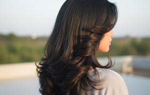 Model Rambut Wanita Panjang Layer Cut. (Foto: AI)