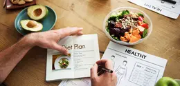 Intermittent fasting atau diet IF bukan sekadar tren menahan lapar, melainkan pola makan terstruktur yang mengatur waktu makan dan puasa dalam satu hari. Pola ini dinilai membantu mengontrol berat badan, menjaga metabolisme, sekaligus mendukung kesehatan secara keseluruhan jika dilakukan dengan cara yang tepat. (foto/dok: freepik/rawpixel.com)