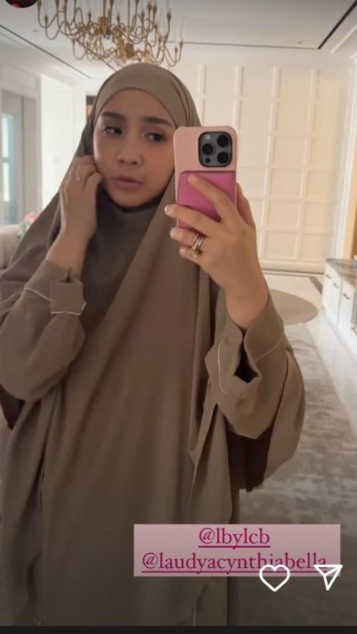 Nagita pun terlihat cocok dan sangat cantik mengenakan gamis tersebut.&nbsp;