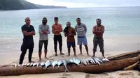 Pemain Persipura Jayapura, Ricardo Salampessy dan Ian Louis Kabes, bersama rekan-rekannya setelah memancing di laut. (Bola.com/Permana Kusumadijaya)