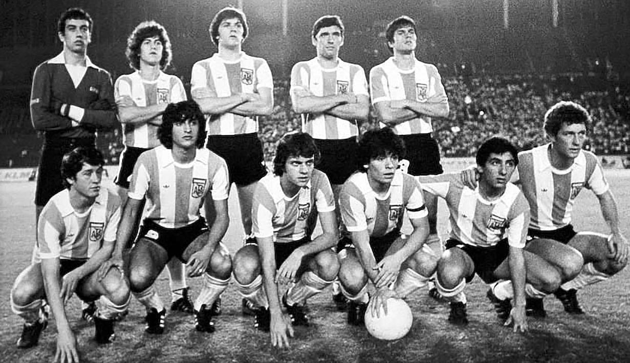 Starting line up Timnas Argentina berfoto sebelum dimulainya laga final Piala Dunia Yunior FIFA 1979 menghadapi Uni Soviet di National Stadium, Tokyo, Jepang (7/9/1979). Piala Dunia U-20 tahun 1979 di Jepang yang juga diikuti Timnas Indonesia, akhirnya mempertemukan Argentina dan Uni Soviet di laga final. Argentina yang diperkuat Diego Maradona menjadi juara setelah menang 3-1 atas Uni Soviet. (wikimedia)