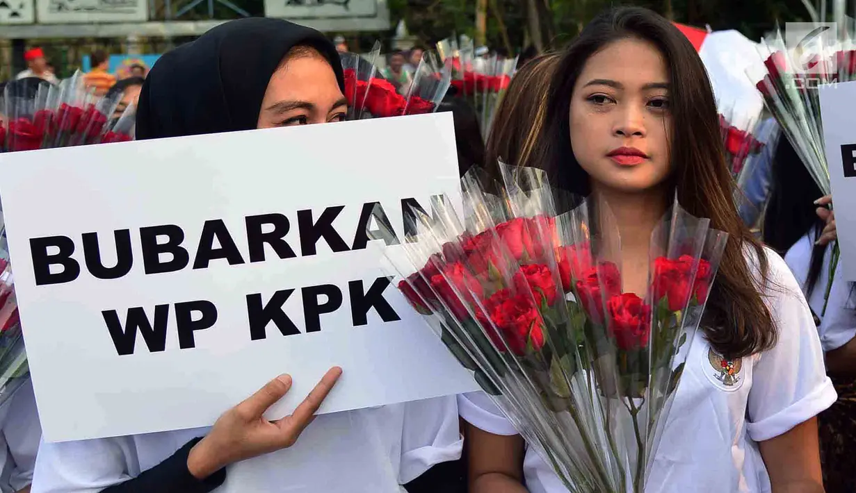 Massa membawa poster dalam aksi meminta revisi UU KPK di depan Istana, Jakarta, Jumat (13/9/2019). Dalam aksinya, mereka mendukung Presiden Jokowi dan DPR RI merevisi Undang-Undang KPK dalam rangka memperkuat langkah pemberantasan korupsi. (Liputan6.com/Johan Tallo)