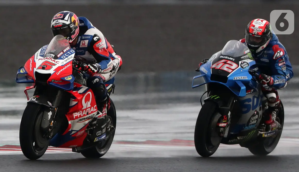 Pembalap MotoGP dari tim Pramac Racing, Johann Zarco (kiri) beradu kecepatan dengan Alex Rins (Team Suzuki Ecstar) di lintasan Pertamina Mandalika International Street Sirkuit, Nusa Tenggara Barat, Minggu (20/3/2022). (Liputan6.com/Helmi Fithriansyah)