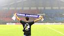Seorang Bobotoh membentangkan syal timnya usai laga Liga 1 2017 antara Bhayangkara FC melawan Persib Bandung di Stadion Patriot, Bekasi, Minggu (4/6/2017). Persib kalah 0-2. (Bola.com/Nicklas Hanoatubun)