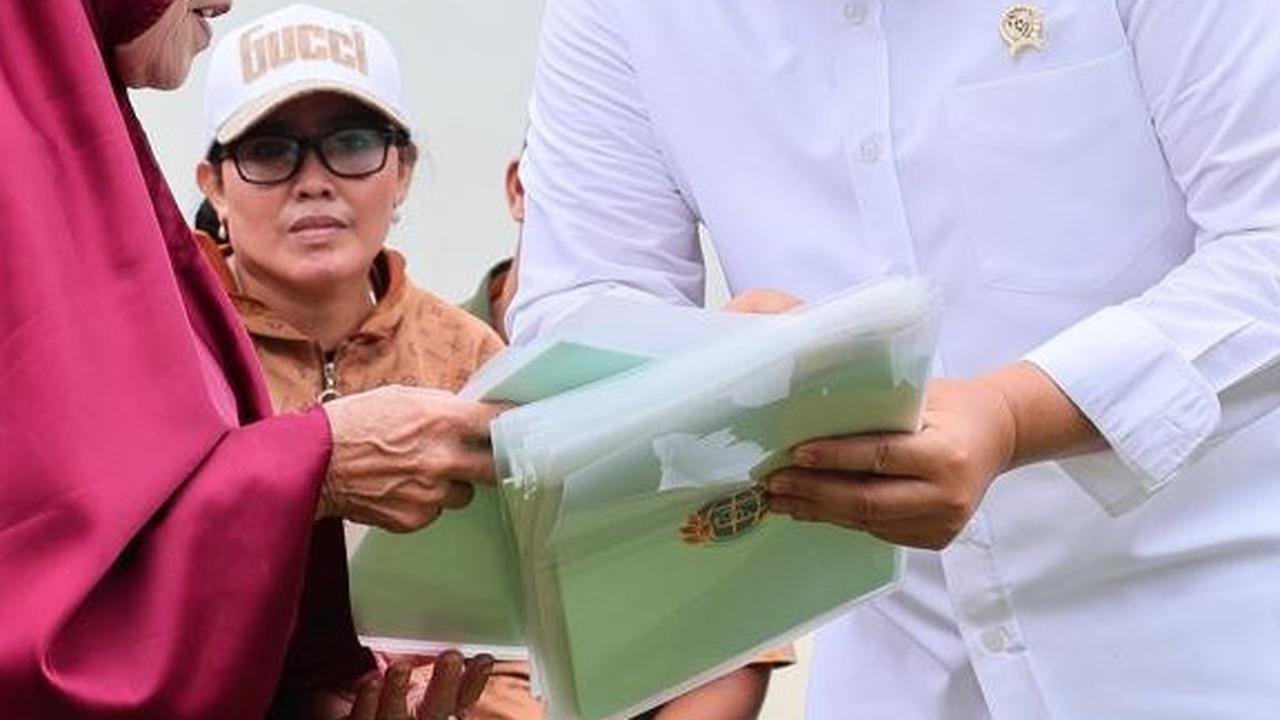 Menteri Hadi Bagikan Sertifikat Redistribusi di Jambi: Tidak Bisa Dijual Selama 10 Tahun