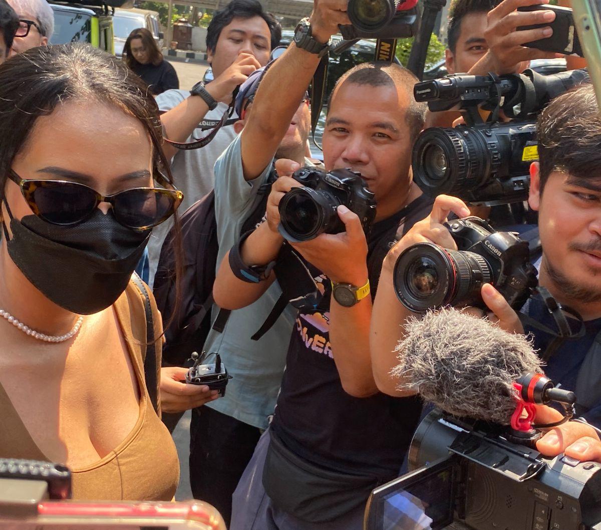 "Jadi kenapa saya mengambil film itu, karena saya pikir mungkin ada image yang akan saya ubah sedikit dengan saya berperan di film tersebut. Jadi ya sudah saya ambil saja," katanya.