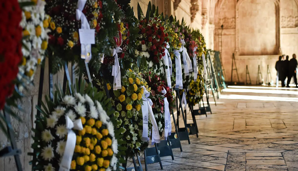 Karangan bunga dan ucapan duka untuk mendiang mantan Presiden Portugal, Mario Soares, Lisbon, Portugal (9/1). Mario Soares meninggal di usia yang ke-92 tahun setelah dirawat di rumah sakit. (AFP/Patricia De Melo Moreira)