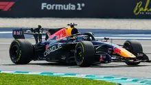 Pebalap F1 dari tim Red Bull, Max Verstappen, saat menjalani latihan bebas kedua jelang F1 GP Bahrain 2026 yang digelar di Sirkuit Sepang, Malaysia, Jumat (2/10/2026). (AP Photo/Aijaz Rahi)