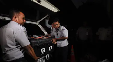 Petugas membawa kotak berisi "Black Box" jenis Flight Data Recorder (FDR) yang baru saja tiba di Gedung KNKT, Jakarta, Senin (12/1). (Liputan6.com/Miftahul Hayat)