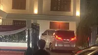 Ketum Partai Gerindra Prabowo Subianto menggelar rapat di rumahnya di Jalan Kertanegara, Jakarta Selatan, Senin (16/10/2023) malam. Rapat bersama sejumlah elite Gerindra ini dilakukan usai Mahkamah Konstitusi (MK) membacakan putusan gugatan batas usia capres-cawapres. (Liputan6.com/Muhammad Radityo Priyasmoro)