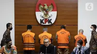 Wakil Ketua Komisi Pemberantasan Korupsi, Alexander Marwata (tengah) saat membacakan rilis penetapan dan penahanan mantan Wali Kota Yogyakarta, Haryadi Suyuti di Gedung KPK, Jakarta, Jumat (3/6/2022). Haryadi Suyuti ditahan KPK terkait suap pengurusan perizinan di wilayah Pemkot Yogyakarta. (Liputan6.com/Helmi Fithriansyah)