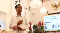 Presiden Joko Widodo (Jokowi) memberikan keterangan seusai menerima perwakilan sopir truk se-Indonesia di Istana Negara, Jakarta, Selasa (8/5). Para sopir mengeluhkan maraknya kasus pungli dari kawasan Sumatera hingga Jakarta. (Liputan6.com/Angga Yuniar)
