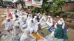 Sejumlah ibu-ibu menggelar doa bersama di lokasi, RT 1 RW 12, Jl Saharjo, Manggarai, Jakarta, Rabu (26/4). Penggusuran tersebut dilakukan untuk pembangunan Double Double Track (DDT) Manggarai-Soekarno Hatta. (Liputan6.com/Faizal Fanani)