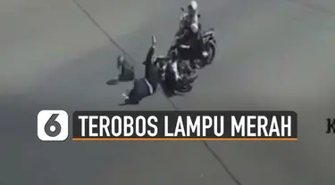 Nasib apes dialami pengendara motor ini karena ditabrak oleh pengendara motor yang menerobos lampu merah.