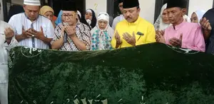 Usai disalatkan di masjid setempat, Jenazah Dokter Ryan Thamrin dibawa ke TPU Jalan Kesadaran Pekanbaru.