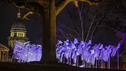 Memorial atas nyawa yang hilang akibat virus corona di halaman kediaman gubernur di Springfield, Illinois pada 16 Maret 2021. Pita yang menjulur lebih dari 5.500 masing-masing mewakili sekitar empat warga Illinois yang meninggal karena COVID-19. (Justin L. Fowler/The State Journal-Register via AP)