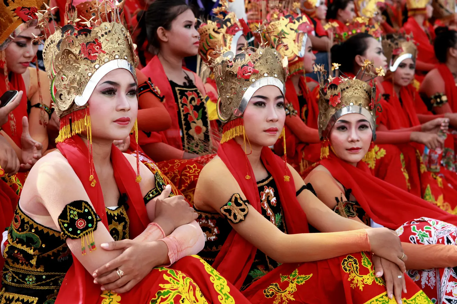 Festival Gandrung Sewu kembali digelar di bibir Pantai Boom, Banyuwangi, Jawa Timur, Minggu (8/10/2017), menyajikan penampilan kolosal 1.286 penari. (Liputan6.com/Dian Kurniawan)