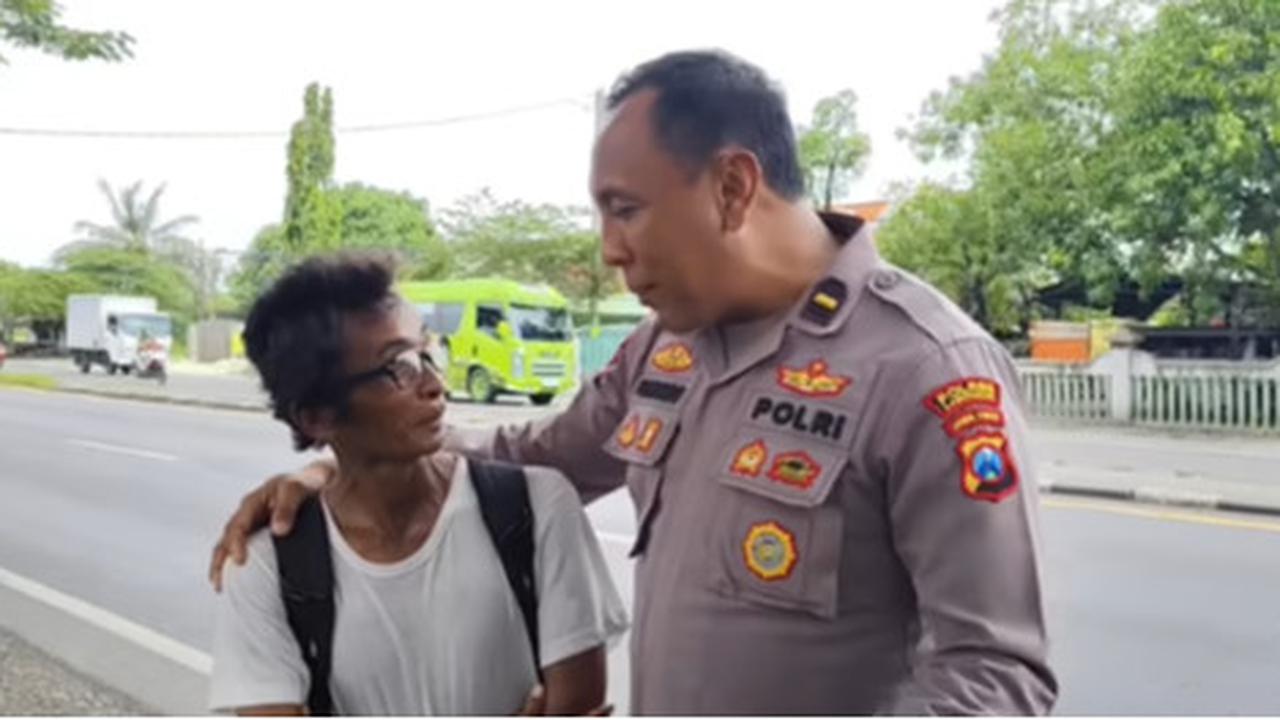 Latih Kesabaran dan Kejujuran, Pria Paruh Baya Ini Jalan Kaki Selama Dua Bulan
