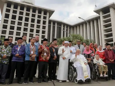 Pemimpin Gereja Katolik Sedunia, Paus Fransiskus (tengah) bersama Imam Besar Masjid Istiqlal, Nasaruddin Umar serta tokoh-tokoh agama lainnya berfoto bersama di halaman Masjid Istiqlal, Jakarta, Kamis (5/9/2024). (Liputan6.com/Herman Zakharia)