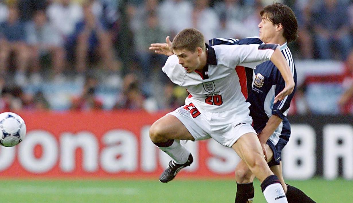 Laga tersebut akhirnya harus diselesaikan dengan adu penalti setelah hingga babak tambahan waktu skor imbang 2-2 tetap bertahan. Inggris pun akhirnya tersingkir usai kalah 3-4 dalam adu penalti. (AFP/Patrick Kovarik)