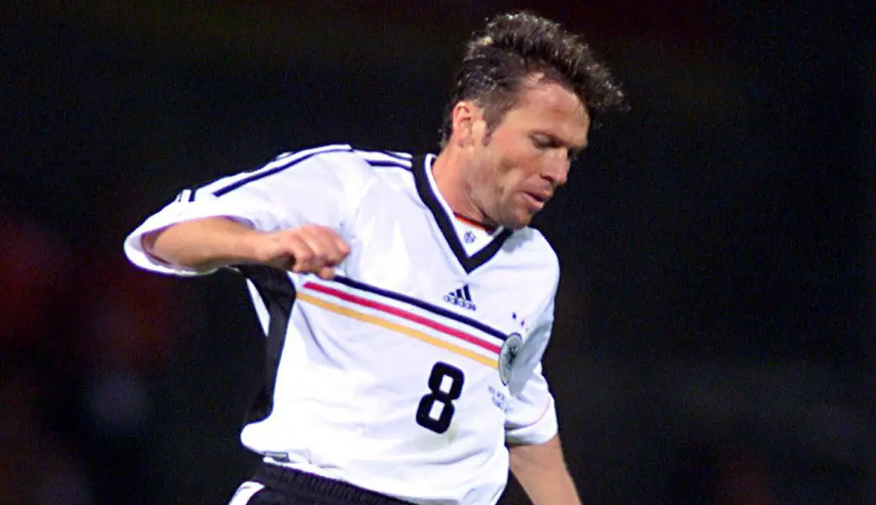 Lothar Matthaus sering dianggap sebagai salah satu gelandang terbaik sepanjang masa. Matthaus pernah bermain untuk Borussia Monchengladbach, Bayern Munich, dan Inter Milan. Ia juga berhasil membawa Timnas Jerman Barat memenangi Piala Dunia 1990. Pemain kelahiran Erlangen, Jerman tersebut merupakan pemain tengah yang memiliki kemampuan sangat lengkap. Sepanjang kariernya, Matthaus pernah mendapatkan gelar individu sebagai Pemain Terbaik Eropa 1990, Pemain Terbaik FIFA 1991, dan Pemain Terbaik Jerman 1999. (AFP/Gerard Cerles)
