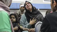Warga Palestina terluka dalam ledakan di Al-Ahli Arabi Baptist hospital atau RS Al-Ahli Arabi Baptist, menunggu untuk dirawat di rumah sakit Al-Shifa, di Kota Gaza, pada 17 Oktober 2023. (Abed Khaled/ AP)
