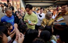 FOTO: Gaya Gibran Blusukan Bareng Raffi Ahmad di Jakarta, Bagikan Susu dan Buku ke Anak-Anak
