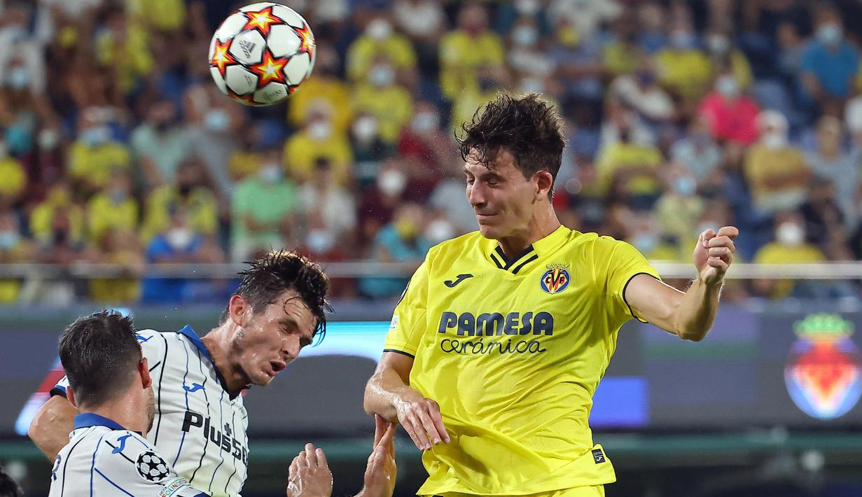 Pau Torres merupakan pemain akademi Villareal yang dipromosikan ke skuat utama pada 2018. Sejauh ini, ia tampil begitu impresif di lini pertahanan Kapal Selam Kuning. Bek andalan Timnas Spanyol itu juga dikenal cukup produktif dengan mencetak 4 gol dari 25 laga pada musim ini. (AFP/Jose Jordan)