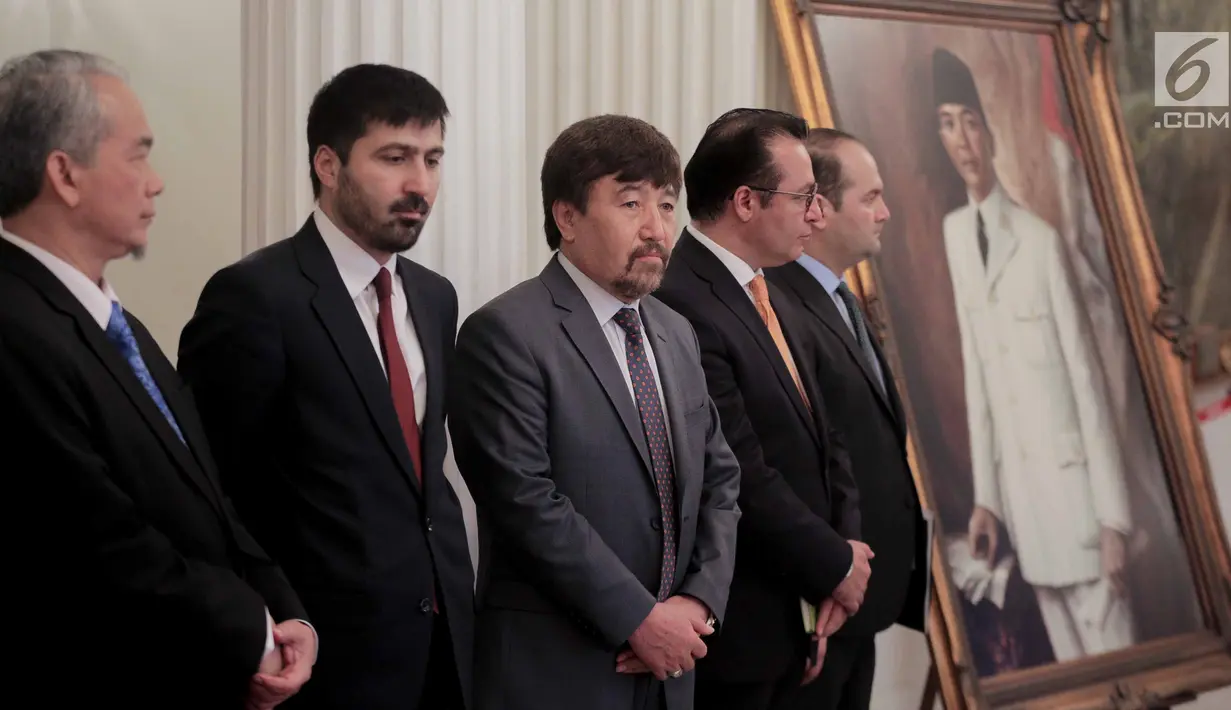 Delegasi Afghanistan saat mendengarkan keterangan pers Menlu Retno Marsudi dan Menlu Afghanistan Salahuddin Rabbani usai pertemuan bilateral di Kantor Kemenlu, Jakarta, Jumat (15/3). (Liputan6.com/Faizal Fanani)