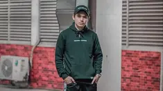 Tampil hanya dengan hoodie berwarna hitam dipadukan dengan topi dan celana training, begini pun Rayn Wijaya sudah tampak tampan dan memesona. (Liputan6.com/IG/raynwijaya26)