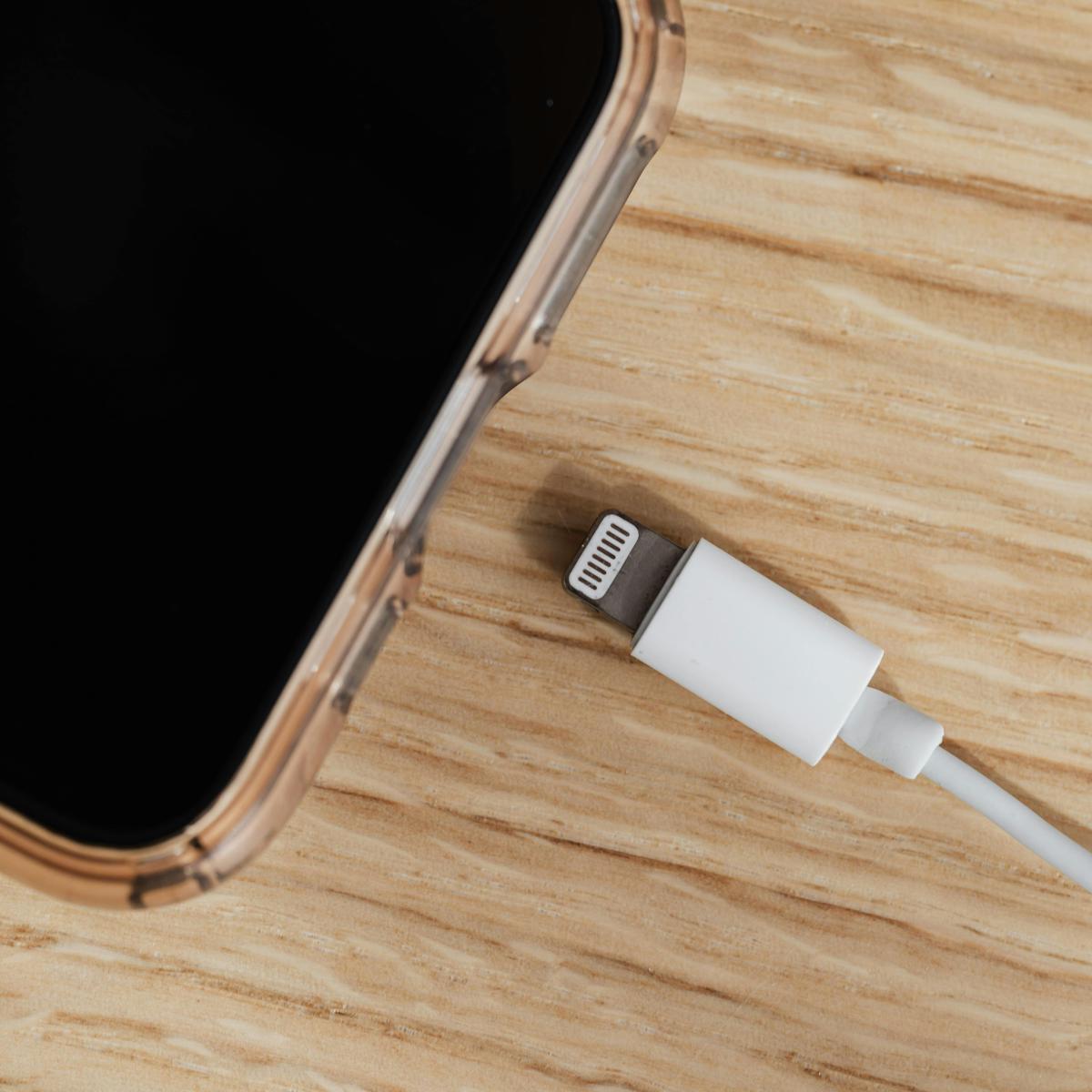 Ilustrasi Charger Ponsel (©Pexels)