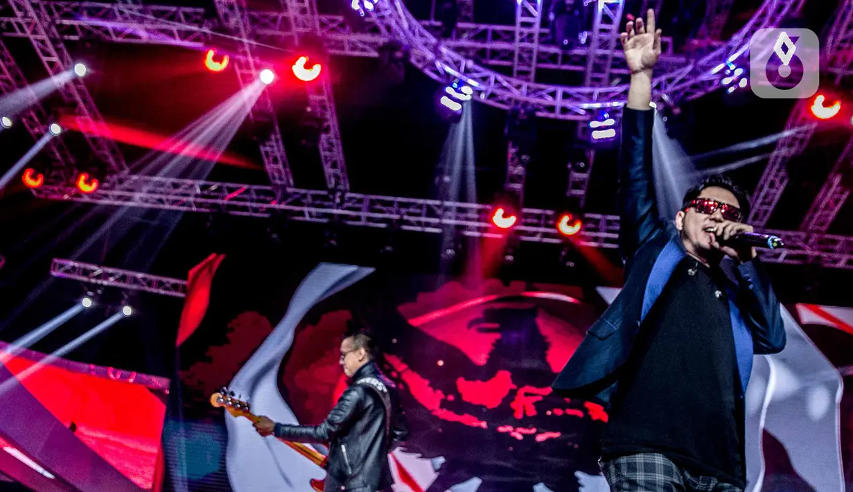 Richie Setiawan bersama grup band Five Minutes saat tampil di atas panggung Konser Luar Biasa  Indonesian Soccer Awards 2019 di Studio 6 Indosiar, Jakarta, Jumat (10/1/2020). Grup band tersebut meminta penggemarnya untuk tetap memberikan dukungan baik untuk Richie dan Five Minutes. (Liputan6.com/Faizal Fanani)