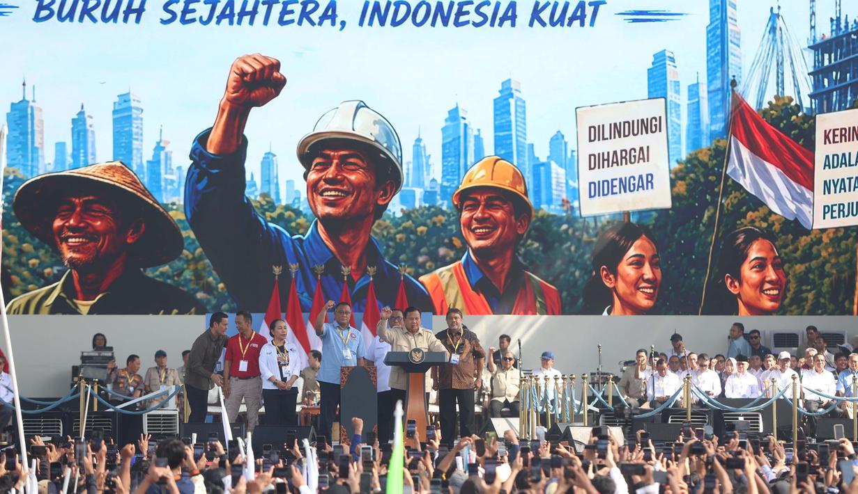 Hadir di tengah ratusan ribu buruh, Presiden Prabowo Subianto mengumumkan pembentukan Satgas Mitigasi Pemutusan Hubungan Kerja (PHK) dan Kesejahteraan Pekerja melalui Kepres No. 10 Tahun 2026. Tamoak dalam foto, Presiden Prabowo Subianto (kedua kanan berdiri) didampingi sejumlah ketua organisasi-organisasi pekerja menyampaikan pidato dalam peringatan Hari Buruh Internasional alias May Day 2026 di area Monumen Nasional (Monas), Jakarta, Jumat (1/5/2026). (merdeka.com/Arie Basuki)