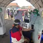 Pelaksanaan rapid test di Pasar Pinasungkulan Karombasan, Manado, yang diikuti ratusan pedagang di pasar tradisional tersebut.
