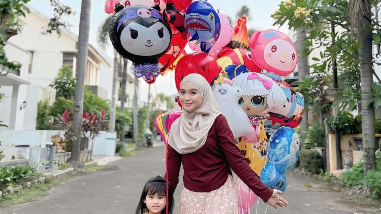 7 Potret Ria Ricis dan Moana, Momen Hangat Menjenguk Baby Yasmin Anak Shindy Putri