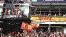 Suasana penyerahan trofi F1 GP Australia di Sirkuit Albert Park, Melbourne, Minggu (25/3/2018). Vettel memenangi balapan dengan selisih 5,036 detik dari Hamilton. (AP/Rick Rycroft)