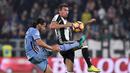 Striker Juventus, Mario Mandzukic, berebut bola dengan pemain Sampdoria, Matias Silvestre, dalam pertandingan pekan ke-10 Serie A di Juventus Stadium, Rabu (26/10/2016) waktu setempat. (Reuters/Giorgio Perottino)