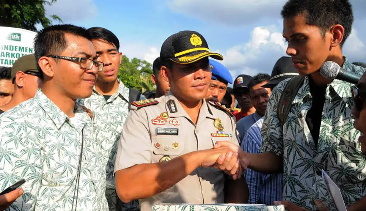 Dalam kesempatan tersebut, pengunjuk rasa memberikan bingkisan untuk Presiden melalui Kapolsek Gambir  (Liputan6.com/Faisal R Syam)