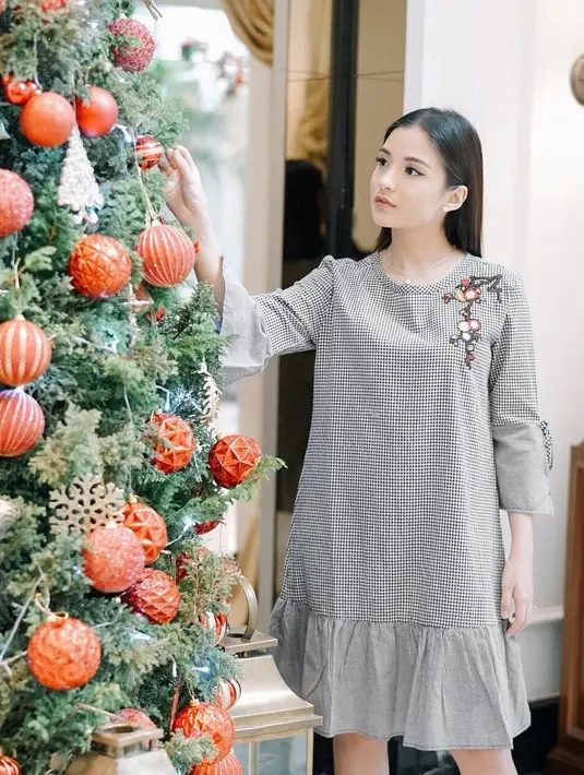 Meski sudah memiliki satu orang anak, namun penampilan Chelsea masih seperti gadis muda belia. Tak jarang ia tampil dengan busana kekinian yang sedang hits di kalangan anak remaja. (Instagram/chelseaolivia)