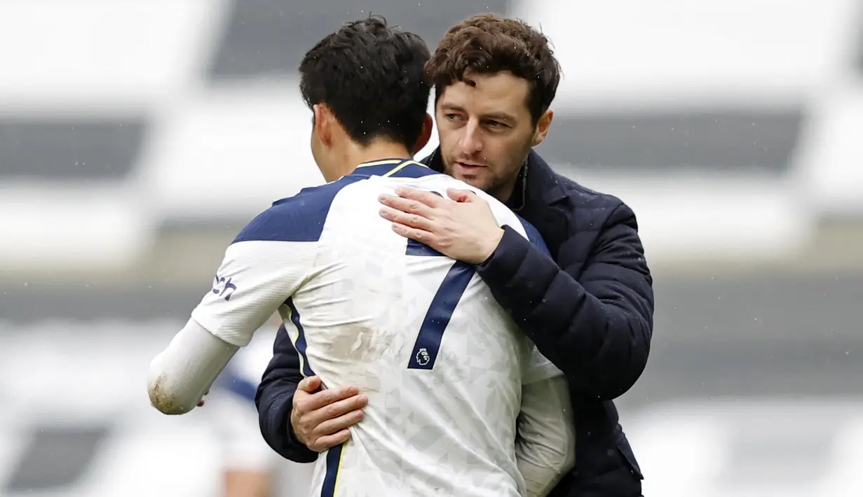 Ryan Mason. Akibat cedera kepala parah saat memperkuat Hull City, ia harus merelakan kariernya sebagai pemain sepak bola usai di usia 26 tahun pada Februari 2017. Produk Akademi Tottenham Hotspur ini kemudian menjadi pelatih termuda di Liga Inggris tiga tahun kemudian. (AFP/Pool/Adrian Dennis)