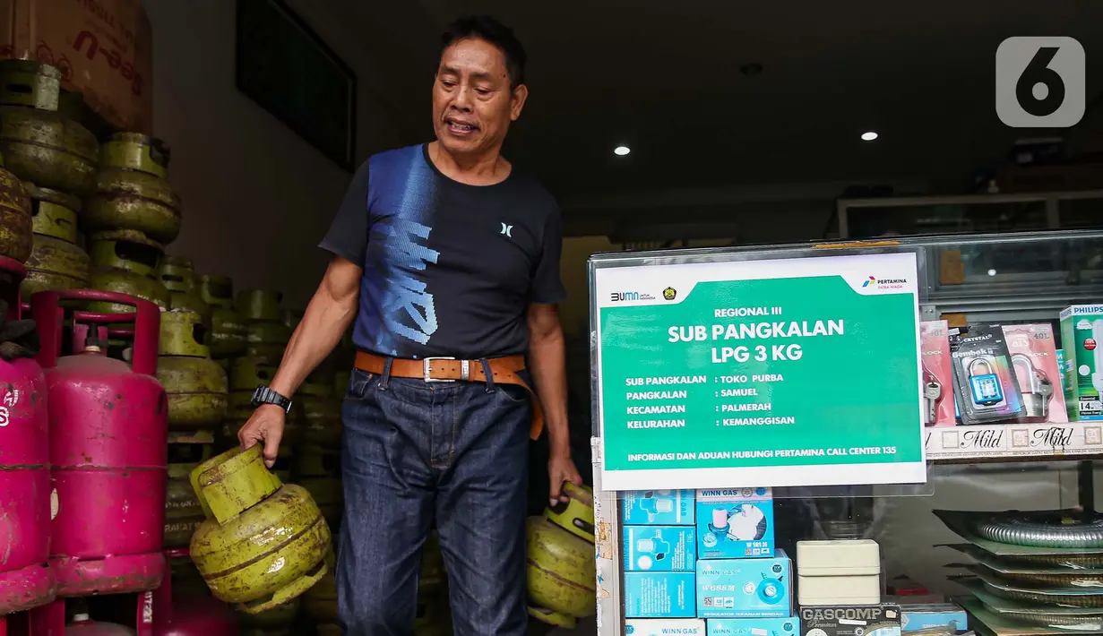 Diketahui, warung eceran sudah bisa kembali berjualan gas elpiji subsidi 3 kilogram dengan syarat telah terdaftar sebagai sub-pangkalan. (Liputan6.com/Angga Yuniar)
