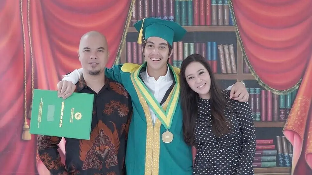 [Bintang] Ahmad Dhani dan Maia Estianty di Wisuda El Rumi