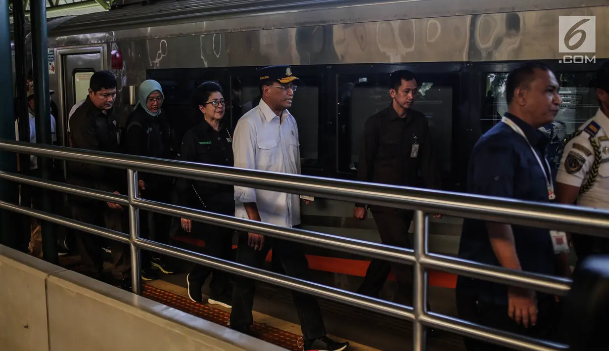 Menteri Perhubungan Budi Karya bersama Menteri Kesehatan Nila Moeloek meninjau pengamanan dan angkutan lebaran 2019 di Stasiun Gambir, Jakarta, Minggu (26/5/2019). Menhub menyatakan moda transportasi kereta api masih menjadi primadona bagi masyarakat yang ingin mudik. (Liputan6.com/Faizal Fanani)