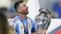 Lionel Messi berhasil membawa Timnas Argentina meraih trofi juara Copa America 2024 setelah membungkam Kolombia dengan skor 1-0 pada laga final di&nbsp;Hard Rock Stadium,&nbsp;Miami Gardens, Florida, Senin (15/7/2024) pagi WIB. Bagi Messi, ini adalah titel juara Copa America yang kedua setelah sebelumnya direngkuh pada 2021. (AP Photo/Rebecca Blackwell)