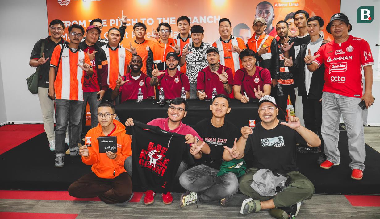 Sesi foto bersama pemain Persija Jakarta dengan Jakmania dalam acara meet & greet di Kantor Pusat Bank Jakarta, Jakarta Pusat pada Rabu (18/2/2025). (Bola.com/Nur Iman Ali)