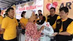 Koordinator Pasar Murah Artha Graha Peduli Jet Soedirdja, menyerahkan langsung paket sembako murah kepada warga di dampingi oleh Ketua Pelaksana Pasar Murah Arviano Sahar (sebelah kiri), Jakarta, Minggu (24/1/2014). (Media Center AGN - AGP)