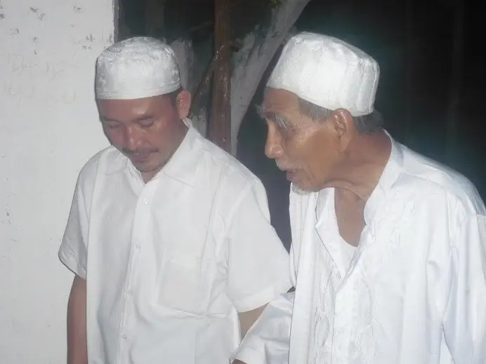 Pengasuh Ponpes Kauman KH Zaim Ahmad dan KH. Maimun Zubair (sumber: ppkaumanlasem.blogspot.co.id)