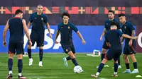 Penyerang Portugal #11 Joao Felix (Tengah) dan rekan satu timnya mengikuti sesi latihan jelang menghadapi Maroko pada perempat final Piala Dunia 2022, di tempat latihan Al Shahaniya SC, barat laut Doha, Jumat (9/12/2022). Perjalanan Selecao das Quinas di Piala Dunia 2022 terbilang mulus sejauh ini. (PATRICIA DE MELO MOREIRA / AFP)