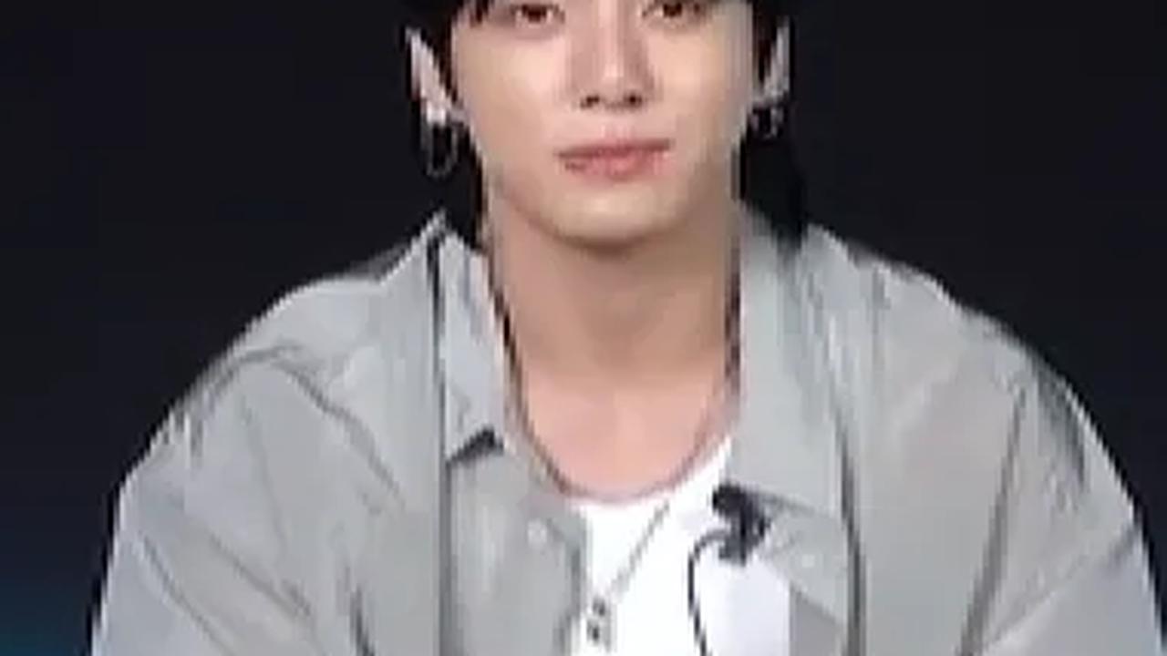Dia juga memiliki seorang kakak laki-laki dan menempuh pendidikan sekolah dasar di Baek Yang sebelum melanjutkan pendidikan di Seoul School of Performing Art (SOPA) dan berkuliah di Global Cyber University.